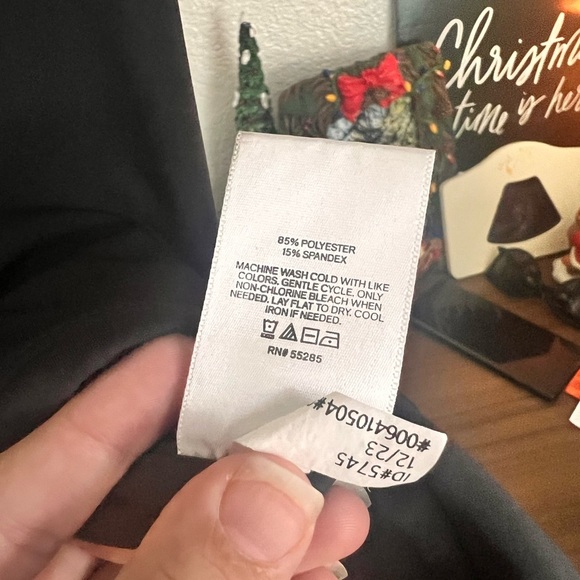 Black V-Neck Sleeveless Top - Picture 2 of 3